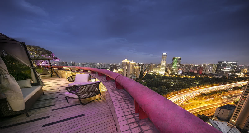 位于上海长宁区虹桥开发区的商业中心地点，顶层复式的办公楼，拥有270度的无敌景观大露台，面对2万多平方米的新虹桥中心大公园。