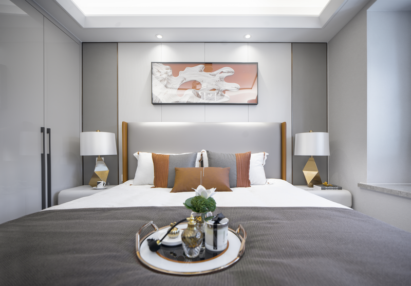 卧室 / Bedroom

通过色彩比例与搭配方式的微妙调整，于不动声色中为空间赋予可感知的生活态度。浅灰白色在这里渲染出更为沉稳的气质，形成安静的张力。