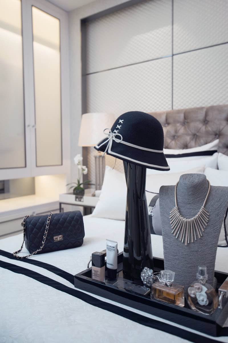 主卧室 / Master bedroom:
香奈儿永远有着高雅、简洁、精美的风格，善于突破传统，主卧空间采用中性色调与简洁利落的纹理与造型，赋予空间鲜明独特的个性。高级纯粹灰色系的巧妙融合，完美地呈现了现代奢华的格调。