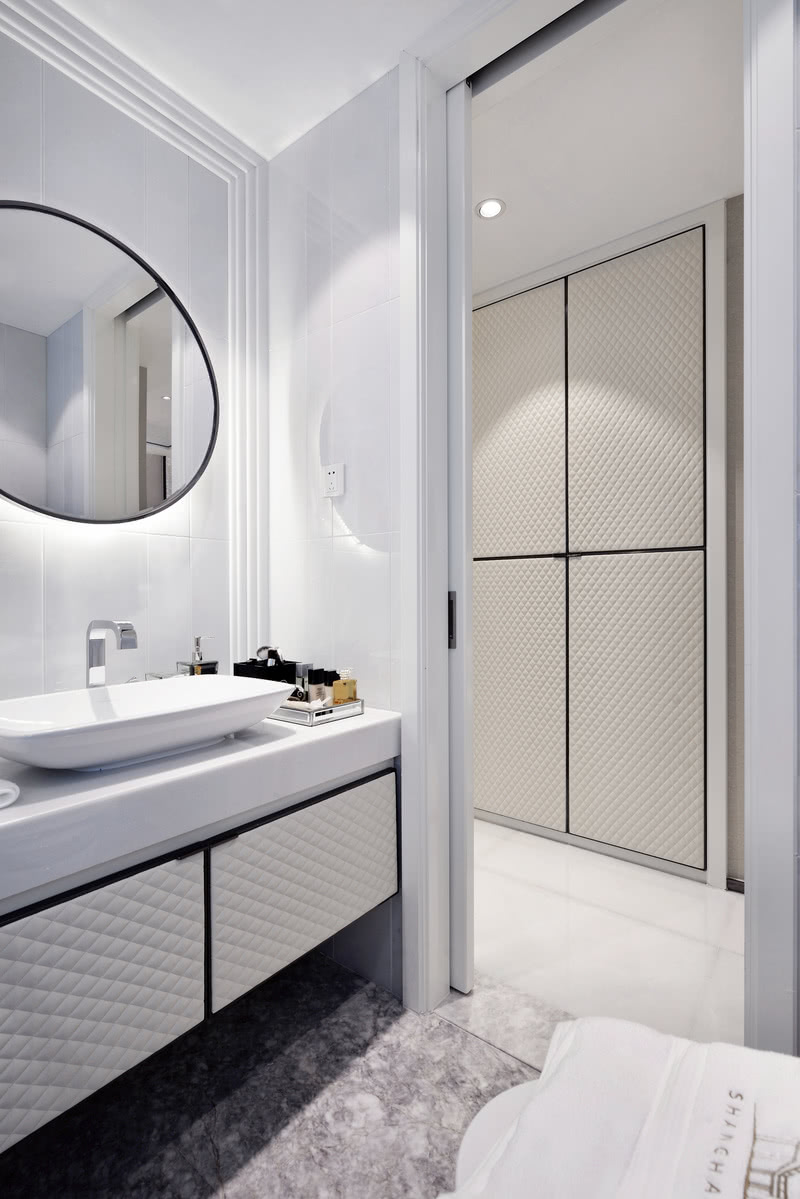 卫生间 / Bathroom:
移步至卫生间，简洁、现代的空间因为有自然风格的加持获得了极大的舒适体验。