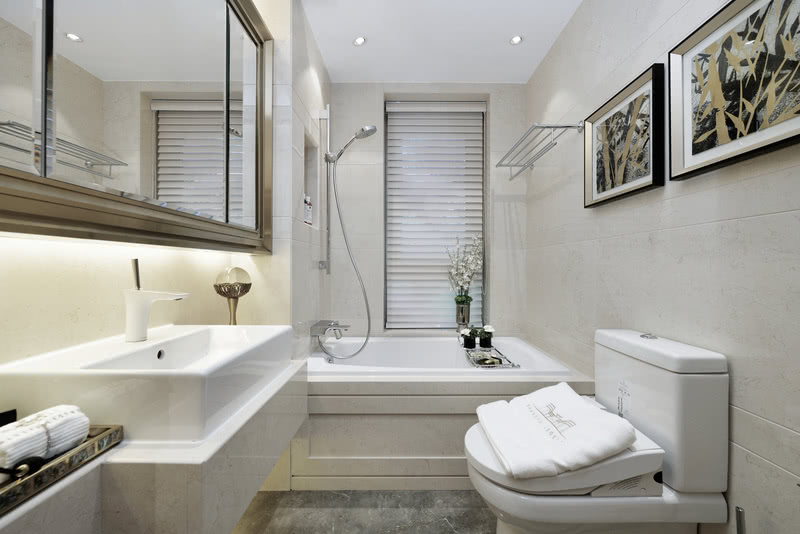 主卫 / Main bathroom:
单台盆、落地浴缸、开放淋浴间，于不动声色中为空间赋予可感知的生活态度。