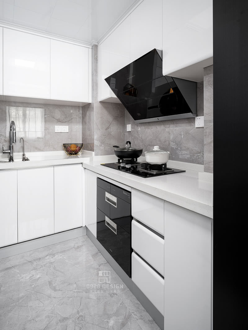 厨房：厨房用灰色墙地砖搭配白色亮光烤漆橱柜，质感更好。橱柜的设计上根据主人的身高进行了高低台面的设计，使用更加舒适。水槽底部作为净水器与厨余垃圾处理器的位置。

