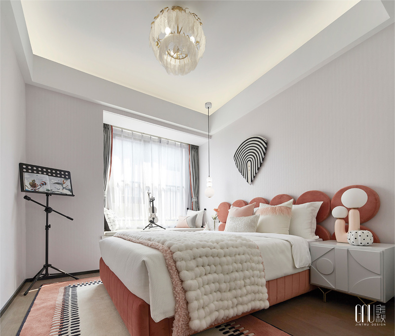 橘粉色系+白色，材质运用兔毛与绒面的布艺来营造幸福甜美的女童生活居住空间，床头圆形靠背的设计巧思在卧室里体现得更加明显。