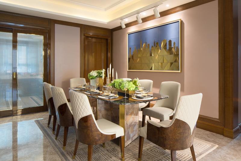 餐厅，家具材质上大面积采用大理石、金属相搭，现代简洁而不失品质感。