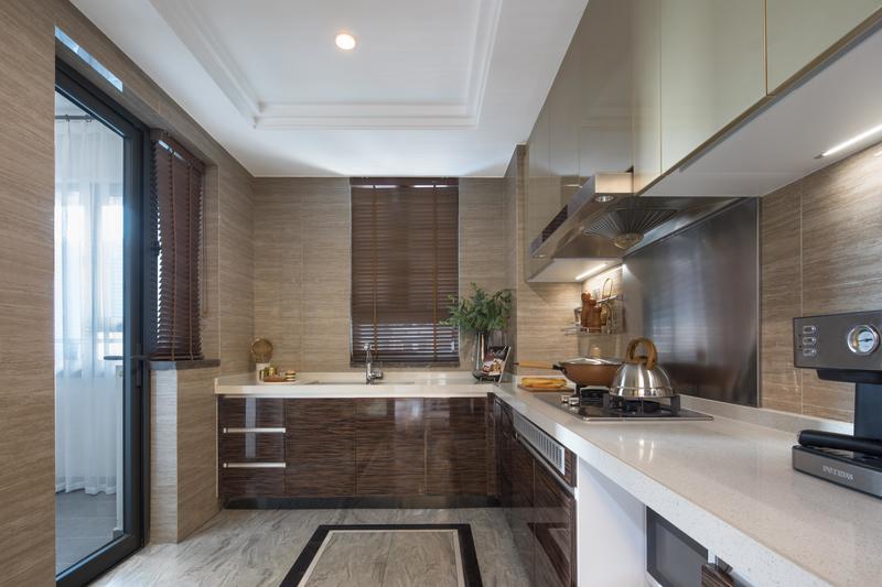 厨房空间更注重干净与明亮，木纹橱柜与米色墙面、丰富的摆件色彩相互凸显。不同于厨房本身带来炊烟袅袅的生活气息，这样的搭配额外增加了一份格调美轻奢美。