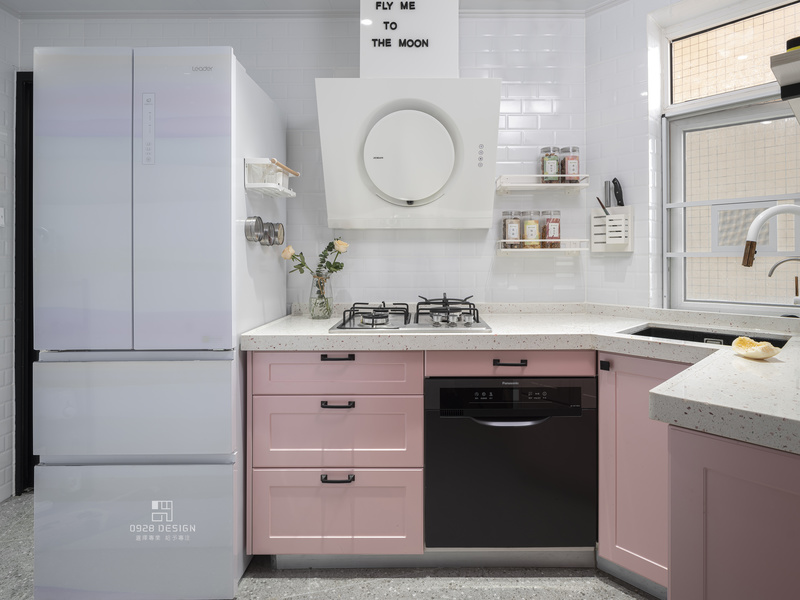 粉色的橱柜白色小白砖，满满的少女心！厨房空间比较小，为了最大化空间利用还是做了一个小U型的橱柜。