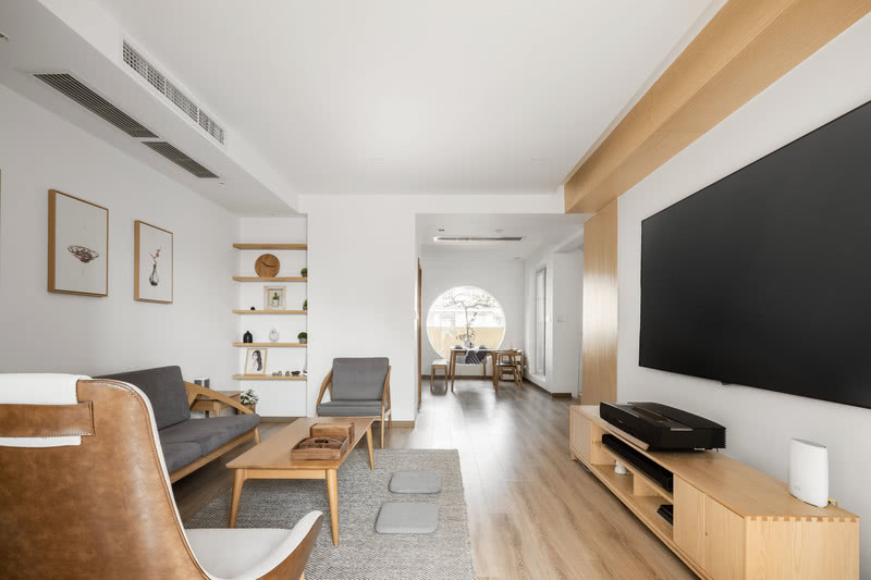客厅空间简洁明快的线条让整个空间更显开阔明亮，日式的家具调性跟温暖木纹让整个空间显得更协调跟温暖舒适。