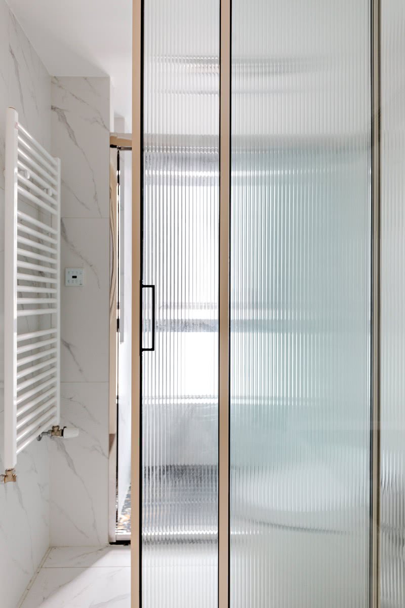 主卧卫生间采用长虹玻璃，让空间的通透性保证最大的情况下又保证的隐私。香槟金的窄边框与整个空间干净的配色又美又协调。