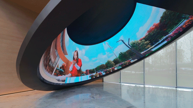 
明德设计在前厅引入巨型的内圆弧LED“穹顶”屏，该装置以独特时尚的形制与先进的科技打造，成为人们步入空间的首要视觉落点，通过营造无与伦比的高端视效体验，构建起“启幕新潮生活”这一空间定位的仪式美与艺术性。