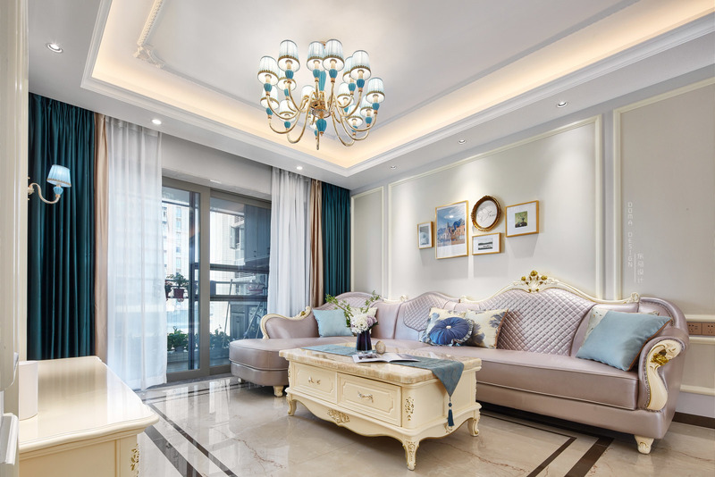 浅白灰的基调，沙发背景造型框内用米黄色，从而奠定了客厅素雅、温馨的基调。
