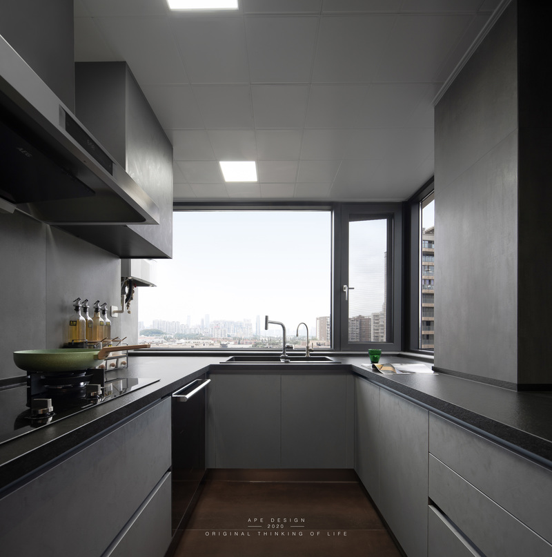 
U型的厨房设计让做饭烹饪变成了一件很幸福的事情，光线透过窗户洒入室内，多了一份柔软与平和。