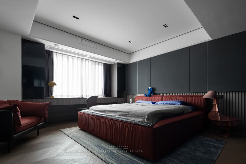 绛红色与克莱茵蓝点缀，大理石与棕灰木地板经典搭配，
主卧的床来自Fourcorners品牌，业主动手拼接的床头鹅灯，既是收纳也把氛围变“活跃”了起来。
