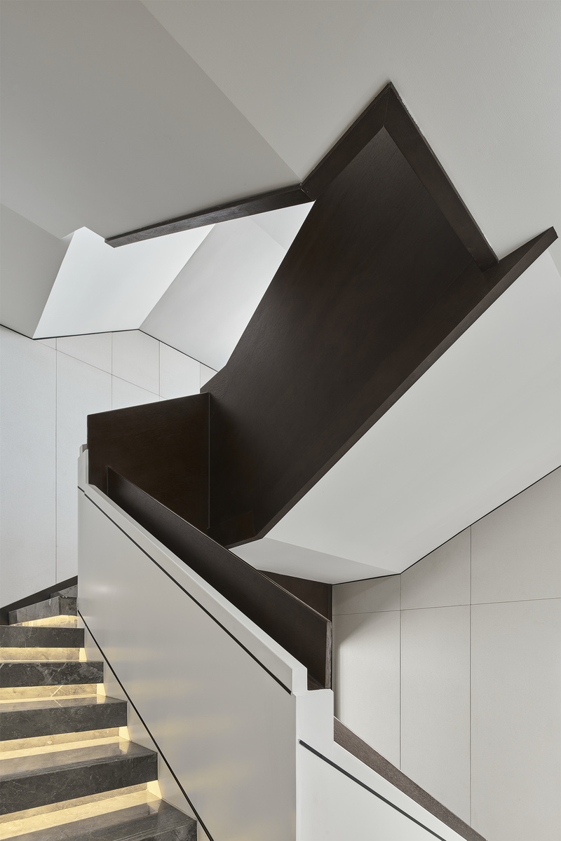 图18楼梯间：楼梯，木饰面，硬包，搭配简洁的白色墙体。形成了洁净素雅的空间界面和清瘦的骨架，从而呈现简单干净的空间气质。