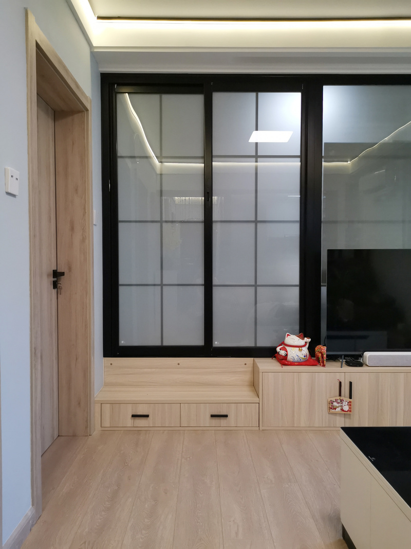 客厅与多功能房间用玻璃隔断相连接，空间不会沉重而狭小。磨砂玻璃也使得空间更具隐蔽性。