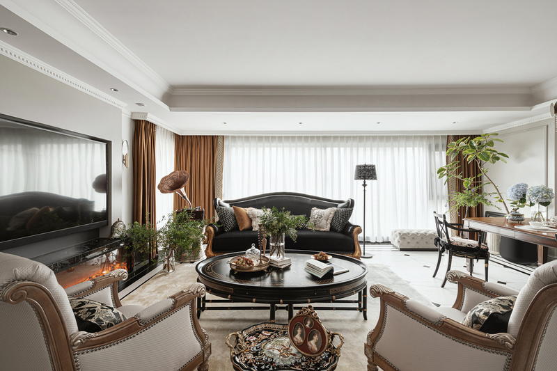 法式复古的高雅端庄浸满整个客厅，金桐色在黑、灰色家具的衬托下尽显古典雅韵，别雅之气与植物的自然舒畅相交错。