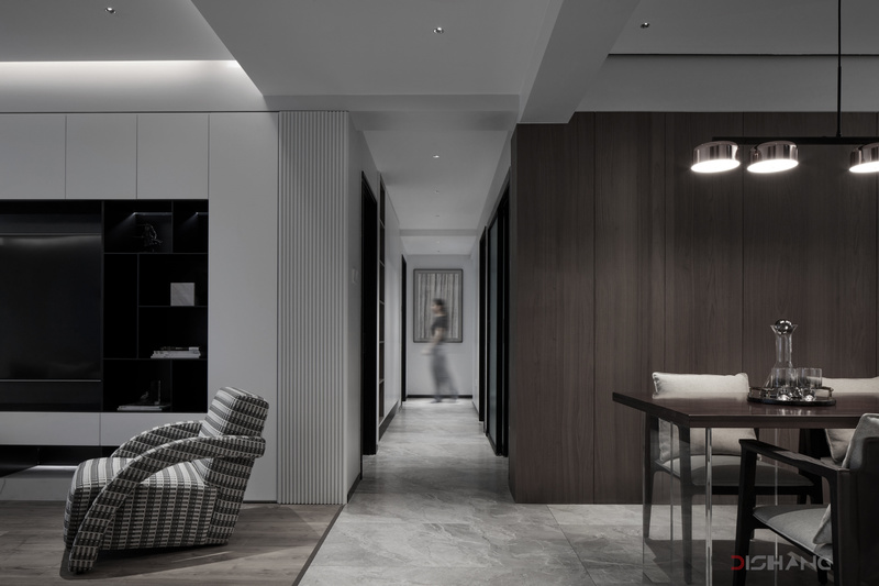 温柔的白色和天然的黑胡桃KD板木饰面交相辉映，铺满整屋；过道作客餐厅的软隔断，相互独立又相互延伸，让空间更有层次感，同时可以最大化的提高空间利用率，使空间更为宽敞。