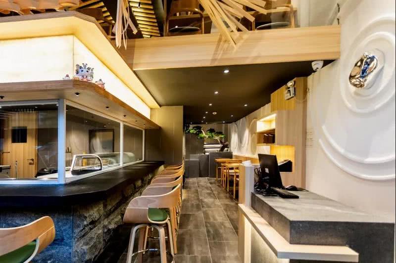 一楼实景：餐厅的装修上，让人感受到整个用餐氛围的讲究，用原木、原石等自然的材料，再以现代化的手法打造了这家以金枪鱼为主的高级日料餐厅。