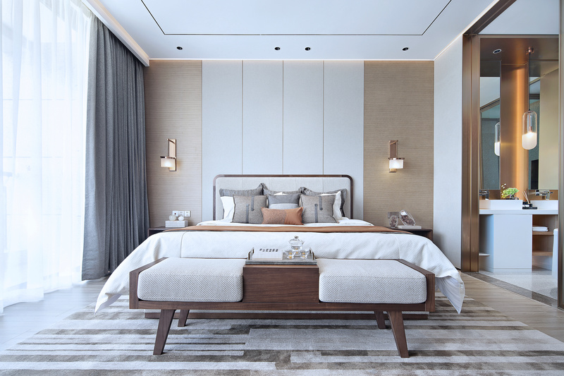 四楼的卧室区域是家人主要的睡眠区域，主卧房的材质运用以柔性材料为主，每个空间布置都细致考究、宽敞舒逸给人一个平静安宁的休息空间。