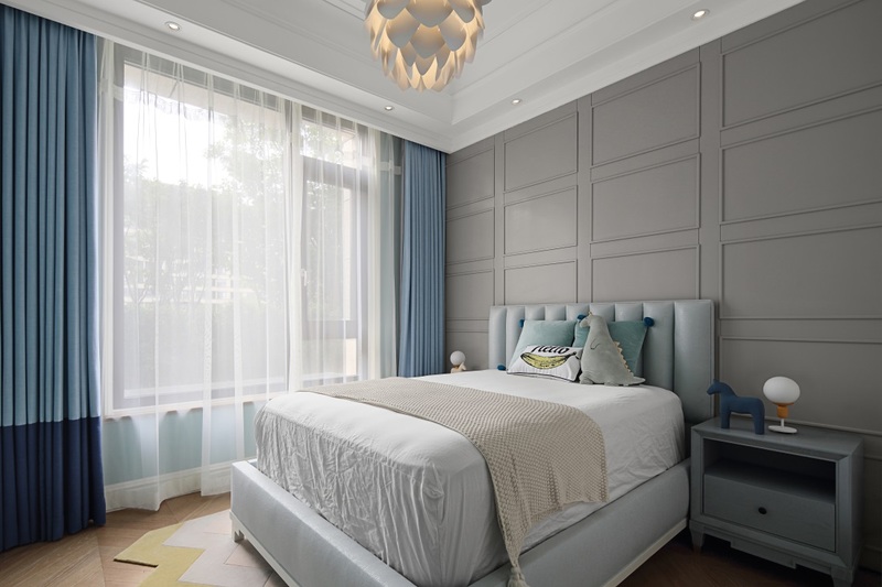男宝宝的卧室以蒂芙尼蓝色马卡龙为主要色调，中性灰色作为背景，松果灯给孩子空间增添乐趣；