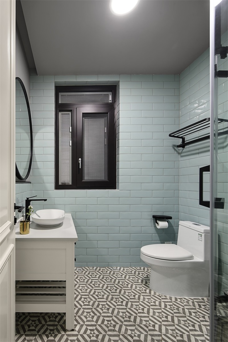 男宝宝的卫生间延续蒂芙尼蓝色主题，中性灰搭配黑白地面砖，黑色金属配件的使用让空间增加刚毅质感；
