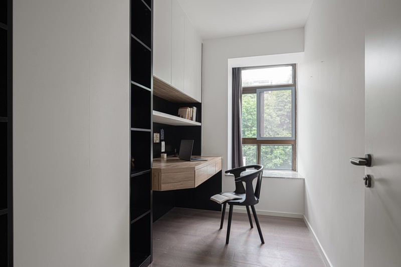 黑色书桌椅配木制书桌，层次分明。透出一股浓郁的书香气。复古 轻奢 现代