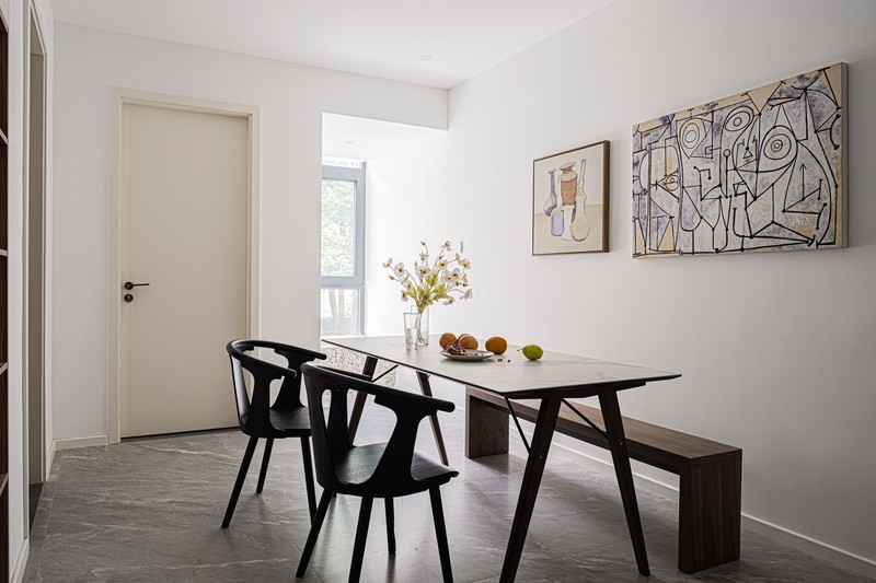 墙面的画作让原本单调的空间有了对话，增加了氛围感与仪式感。餐厅 厨房 现代