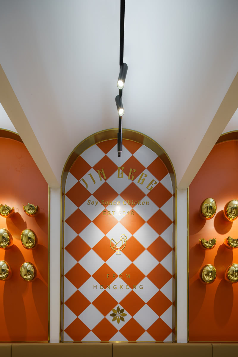 拱形墙面上的金色蛋壳装置是应景餐厅品类的主题，最大程度的寻求艺术感和商业化两个元素的和谐共存。

