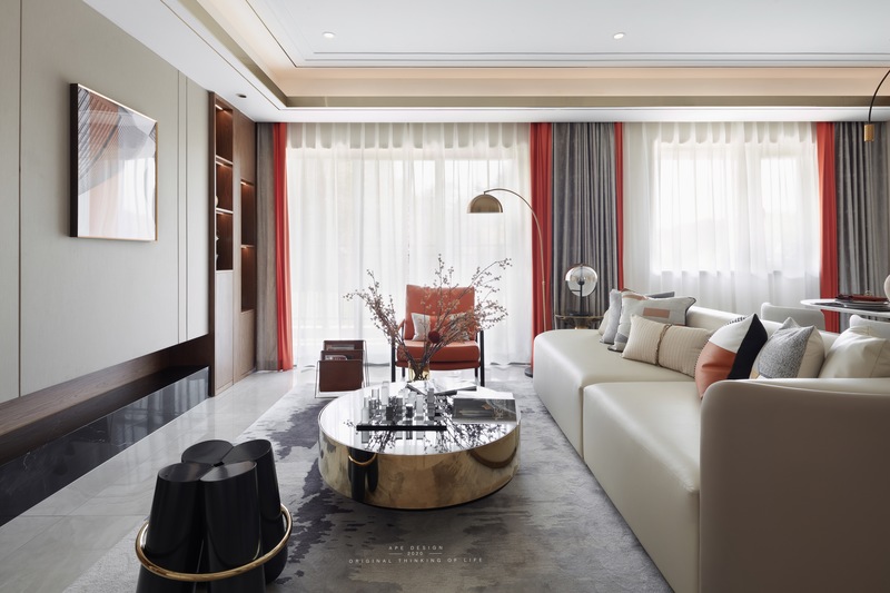 客厅米色的皮质沙发，和侧面的橙色椅，金属元素的落地灯，摆上雅致精致的小物件，呈现出自然舒适的温馨感。
