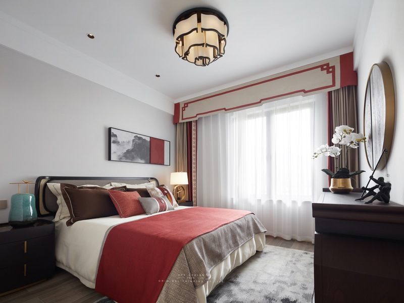 整个空间以中国红与白色为主色调，营造了一个舒适感十足的睡卧环境。