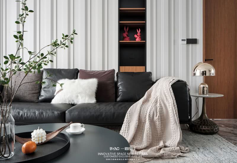 现代意式简约黑色真皮沙发，搭配创意沙发边几，具有非常强的品质感。
Modern Italian simple black leather sofa, with a few creative sofa edge, with a very strong sense of quality.