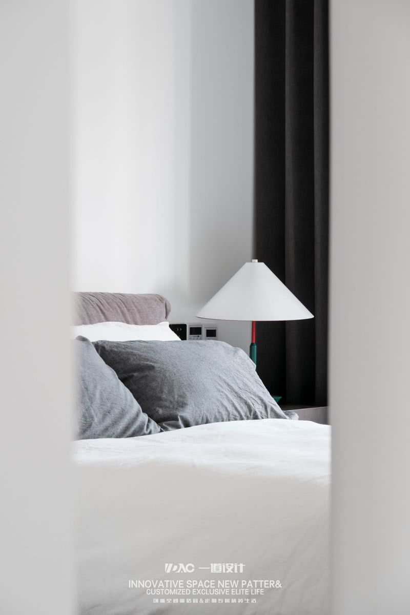 床头创意撞色台灯，满满的复古感。
Creative contrast color lamp bedside, full of retro feeling.