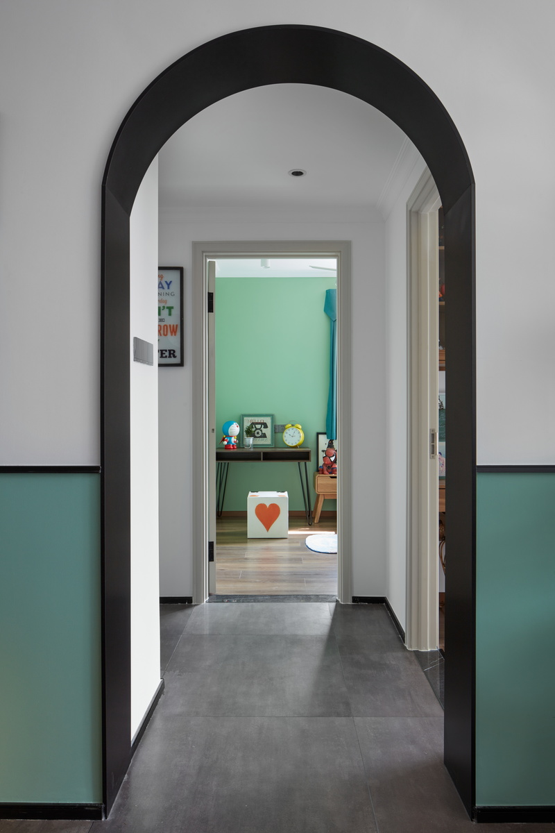 拱形的门洞造型，搭配黑色的边框，独特，别具一格，提升家的整体气质。