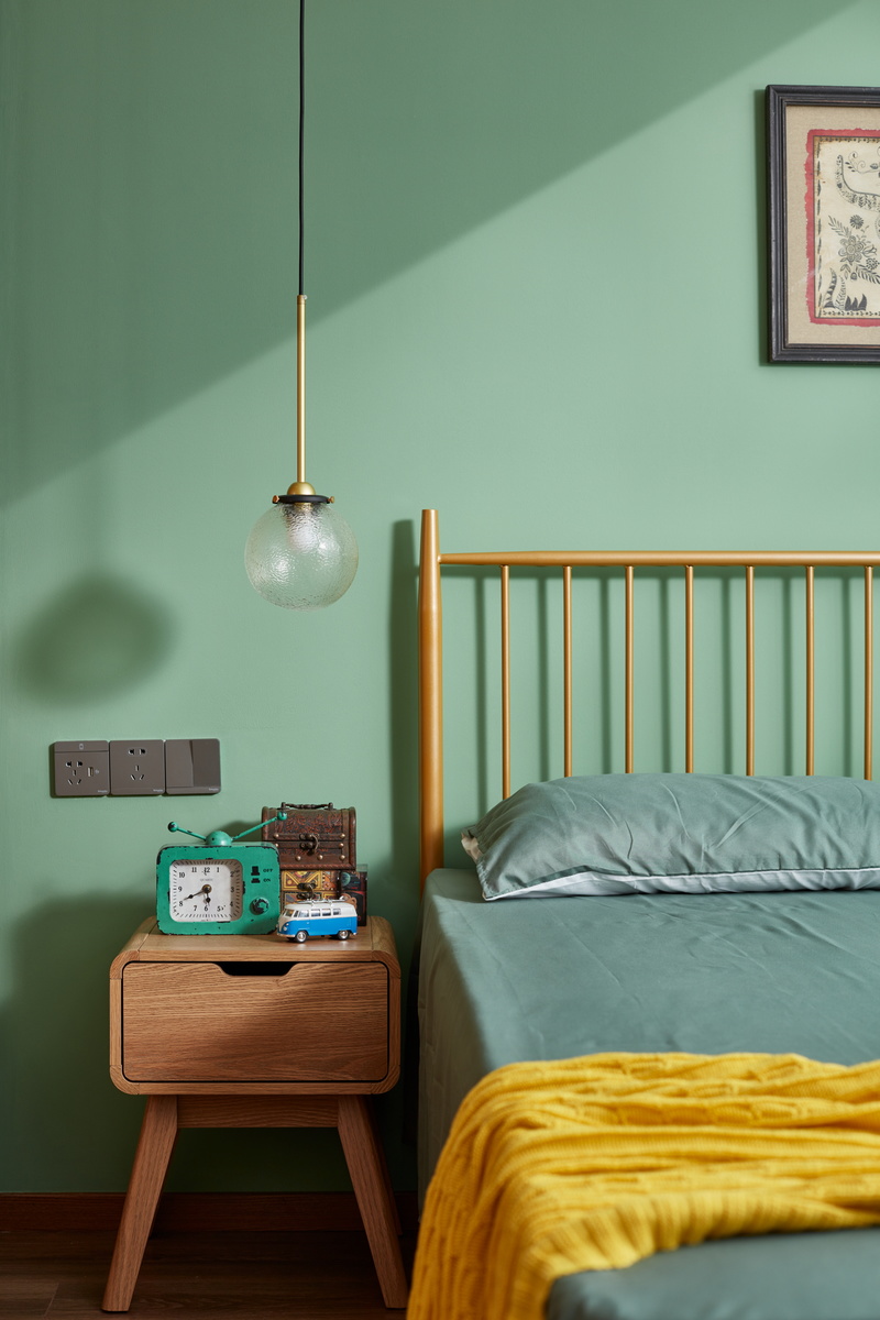 客厅的绿沿用到主卧背景墙中，免除全白带来的单调感，空间更加温馨舒适，个性小吊灯的点缀撑起一角的颜值。
简简单单就是生活最初的样子。