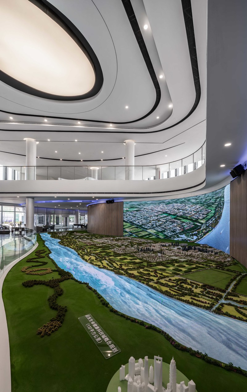水泥自流平地板和黑白两色的天花板设计形成对比，简约且带有微妙的科幻感，帮助空间变得更抽象和纯粹。LED屏幕区帮助企业向观众展示企业文化与企业发展情况，是企业展示综合实力的一个窗口。