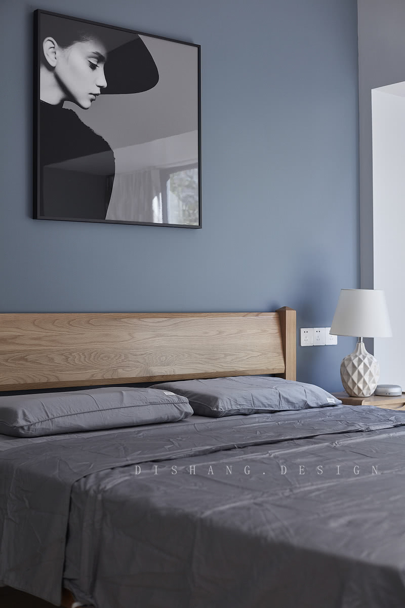 卧室 
阳光充沛的卧室，充满了正能量，照射在知性优雅的蓝色墙壁上、生气勃勃的原木茶几上，卧室显得愈发的舒适、温暖。