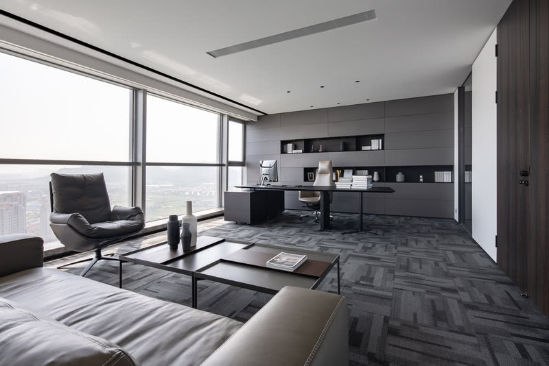 舒服的自然光，简洁利落的室内线条，无不彰显办公空间的格调与品位。