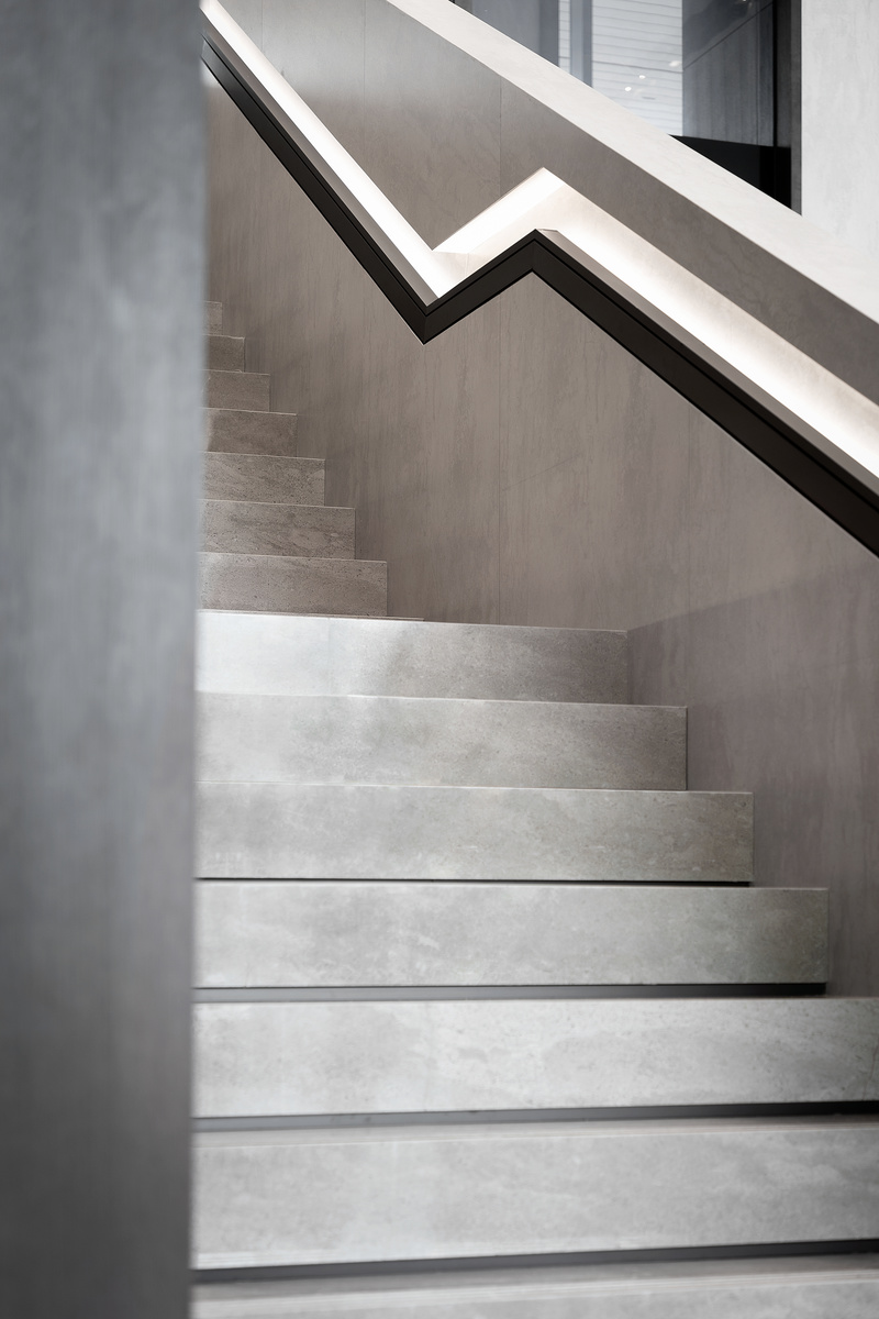 顺应空间多处采用的折线型，扶手同样与这样的形态将光融入，光的加入瞬间让楼梯变得轻盈。