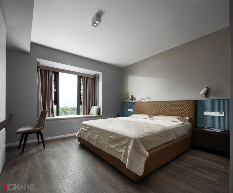 墙面的分色和床头的拼色高度是连续呼应的
整个空间更生动
床头的雾霾蓝波浪板
延伸划出舒适的比例
空间形成包裹感
有助于产生安全感
更有助于睡眠