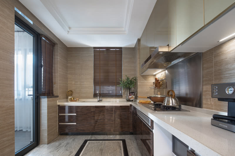 厨房空间更注重干净与明亮，木纹橱柜与米色墙面、丰富的摆件色彩相互凸显。不同于厨房本身带来炊烟袅袅的生活气息，这样的搭配额外增加了一份格调美轻奢美