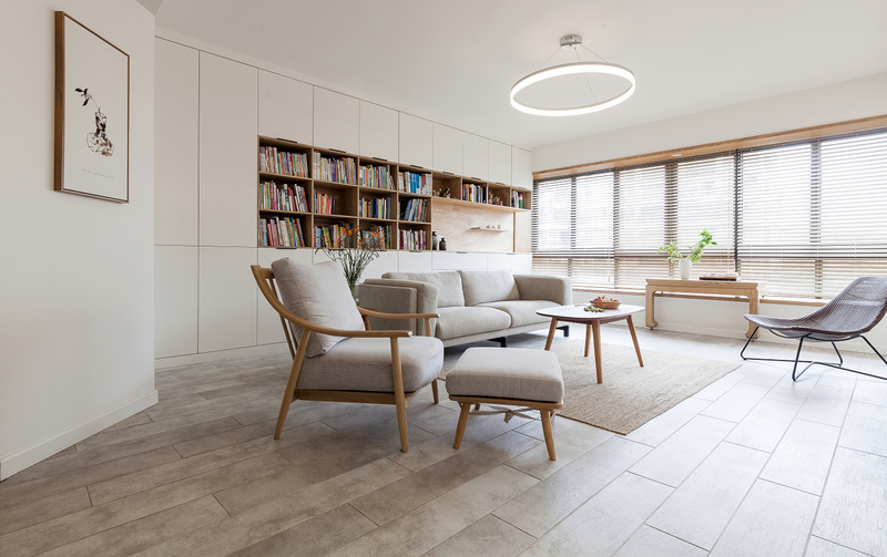 大开间的客厅，拥有大面积的书柜，阳光充沛，搭配极具质感的木质百叶，保留自然光线的同时，为空间注入轻盈通透的品质感。