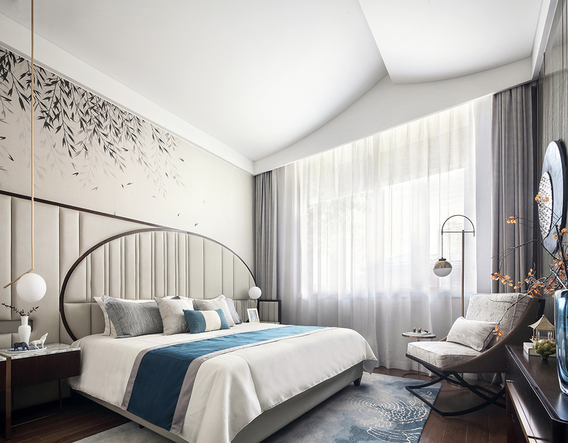 老人房采用了创域设计旗下的“合域”原创家居品牌的家具，“月上柳梢”米灰色调中，湖蓝色的加入让整个空间显得从容优雅。