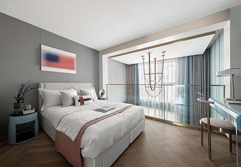 二层卧室空间延续蓝白主色调，搭配灰色墙面，打造宽敞明亮、知性梦幻而又富有艺术感的北欧时尚气韵。床尾设有储藏收纳功能，让空间变得更加整齐利落。
