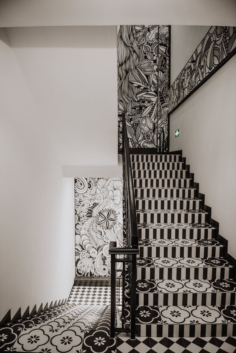 Hotel staircase / 酒店楼梯间：用黑白色系.灯光及软装元素的搭配，用线条和几何空间对楼梯间进行空间的延展

：