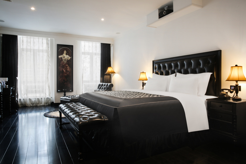 Hotel rooms / 酒店客房：将时间的沉淀由黑与白的搭配淋漓尽致的展现，更加注重家具材质与细节的美感，让客人感受到与家的感觉。
