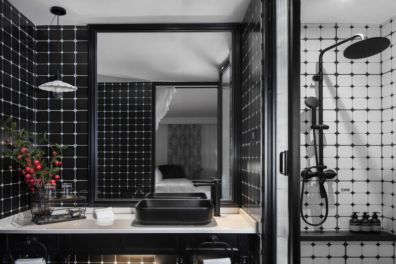 Guest room toilet / 客房卫生间:依然遵从黑与白，跟房间更加完美搭配

