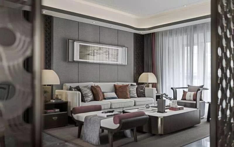客厅的沙发、茶几等家具选择了现代中式风的，沙发背景墙上做了灰色的硬包造型，两侧的镂空隔断造型，和电视背景墙相互呼应。