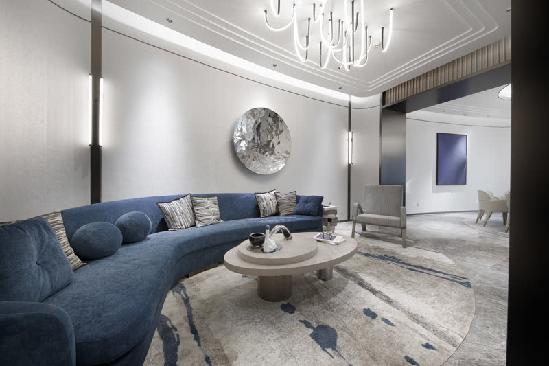 深度洽谈区弧形沙发来自扎哈·哈迪德的经典作品「月亮沙发」，她以独特新颖的设计著名，将具有未来感的设计和人体工学完美结合，给人们提供一个舒适的深度交流空间，玻璃茶则是Glas Italia的经典产品之一。
