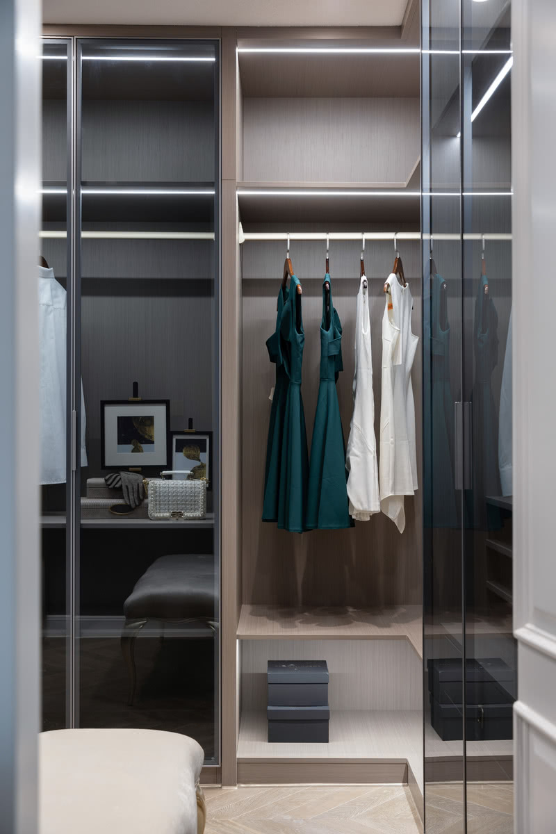 卫生间与衣帽间两个功能区域与其房间相连，强调光与室内的关系，通透大气的整体氛围，使得空间节奏张弛有度。