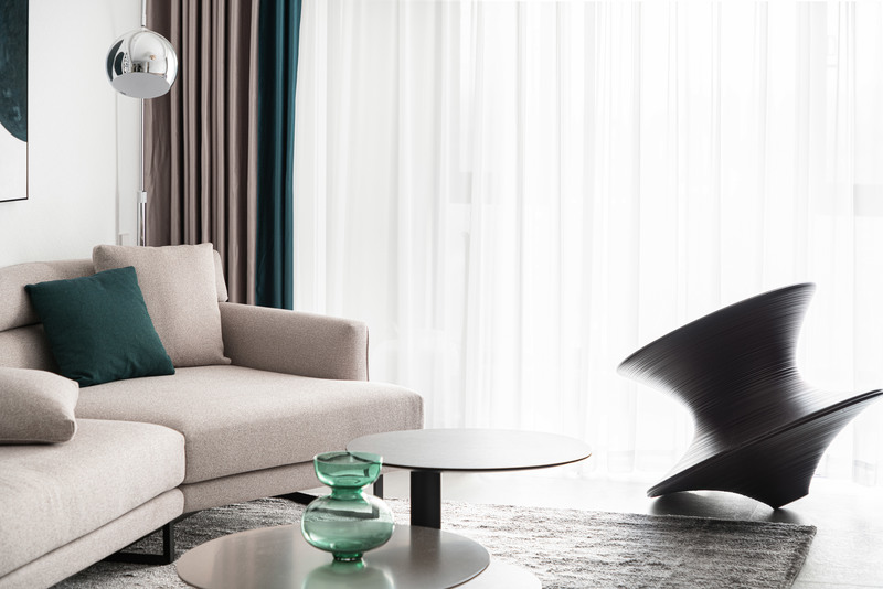 客厅大面积的白配以简洁的软装，电视背景石材搭配木饰面，使整个空间十分纯粹，原版的Magis陀螺椅，好看又好玩。