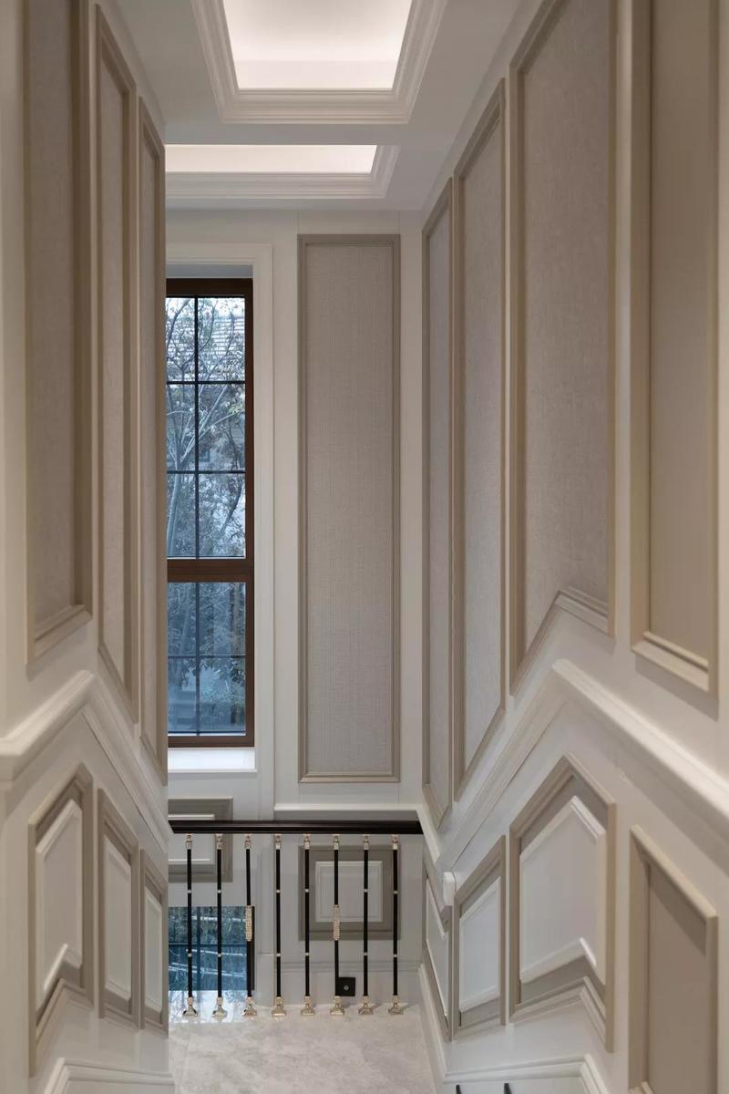 
灵动优雅的浅色系楼梯，保持一层与二层色彩与材料的统一性，干脆利落的线条与结构，优雅奢华的木质扶手，拾级而上，感受线条美感的同时还能够感受到来自家的礼制与齐整轻快的秩序感。